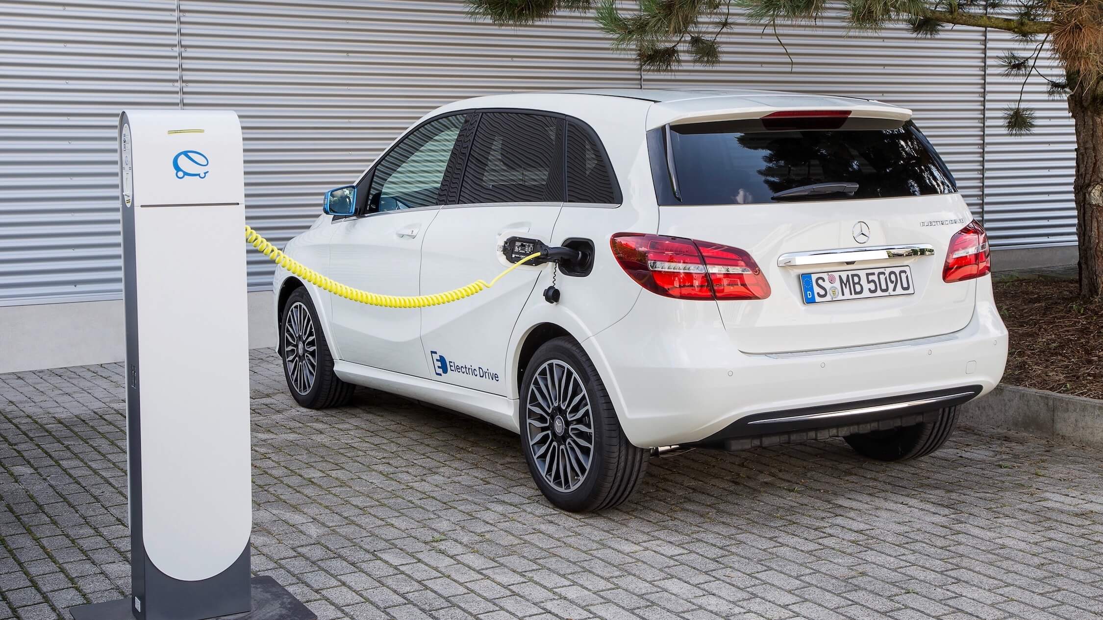 Mercedes B Electric Drive laadpaal