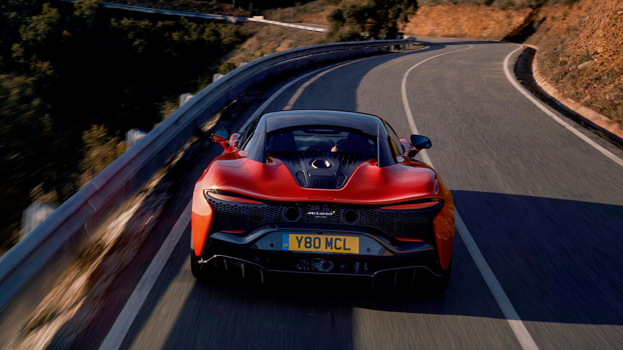 McLaren Artura achteraan