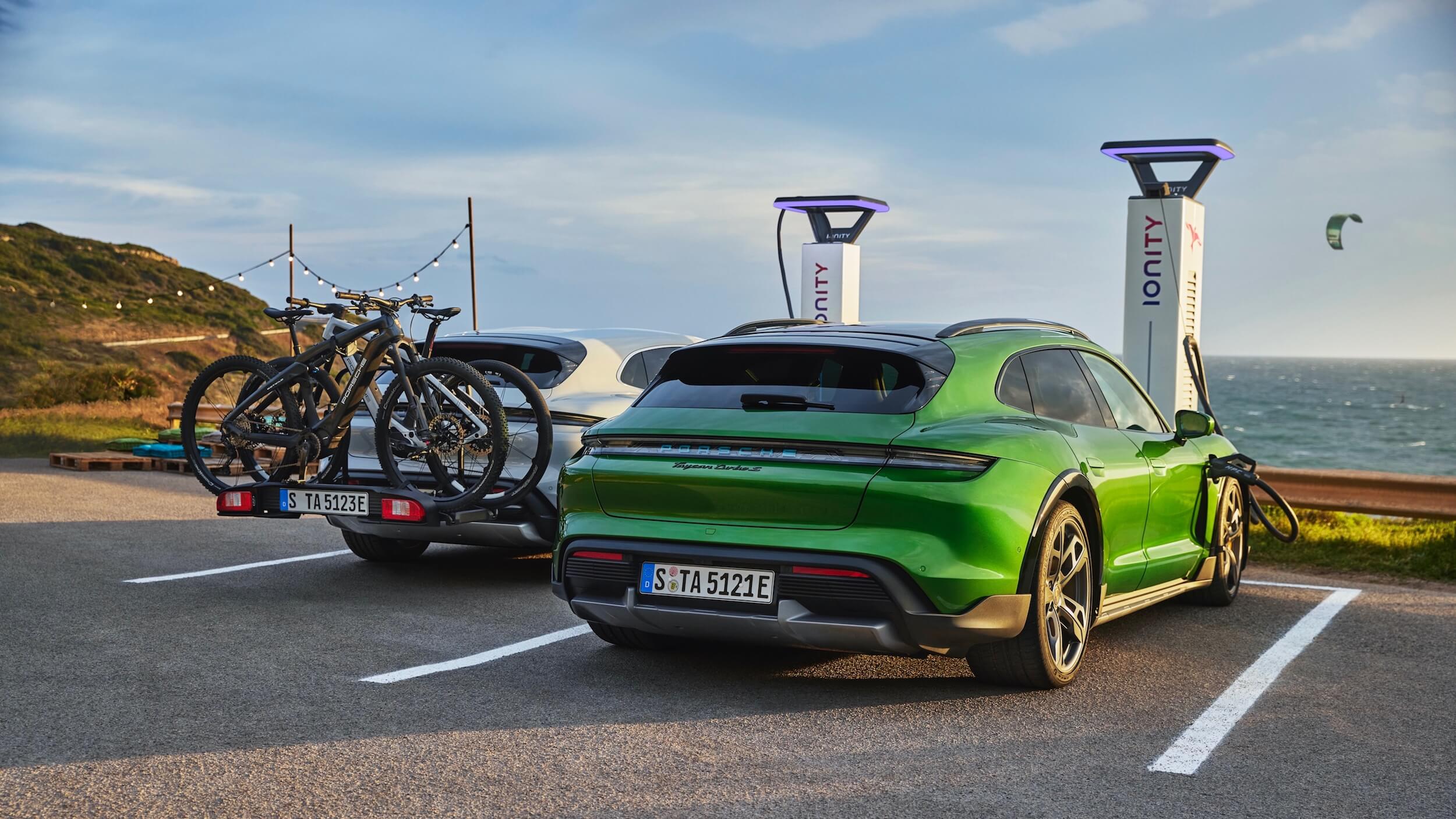 Porsche Taycan 4S Cross Turismo opladen aan Ionity laadpaal