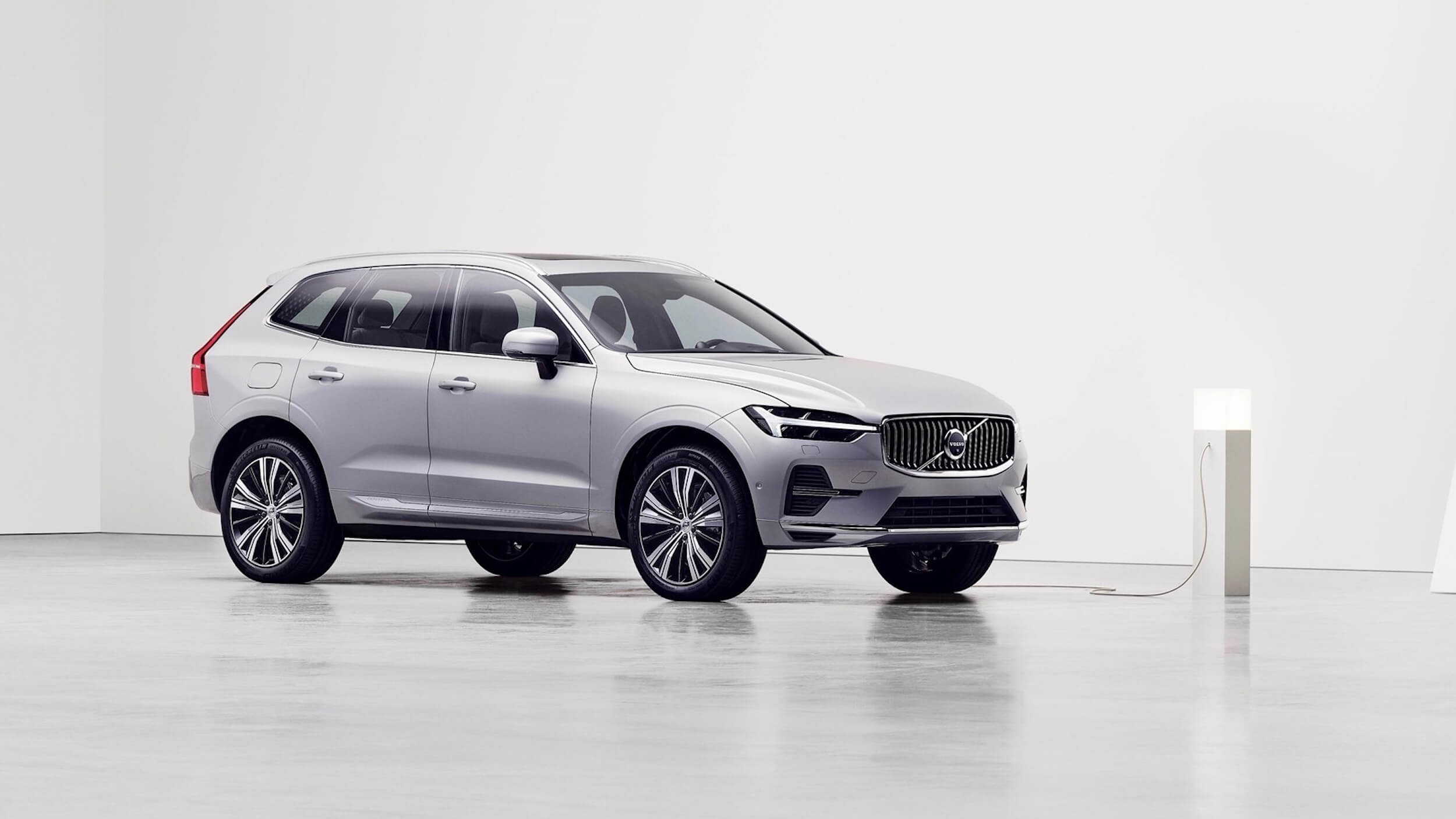 Volvo XC60 plug in hybride facelift aan laadpaal