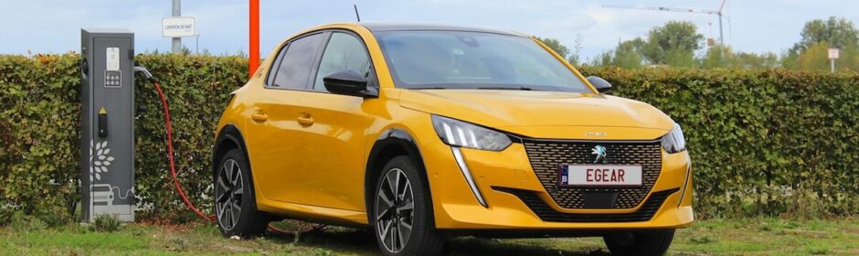 Peugeot e 208 met EGEAR nummerplaat