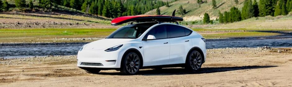 Tesla Model Y surfbord op dak