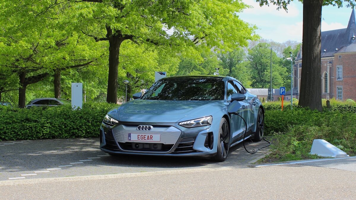 Audi e tron GT quattro aan laadpaal