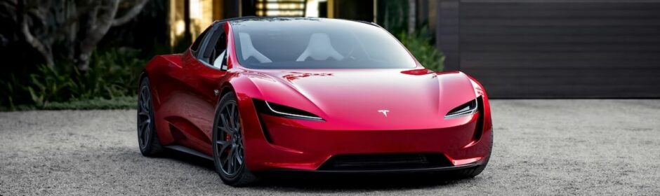 Tesla Roadster voor garagepoort