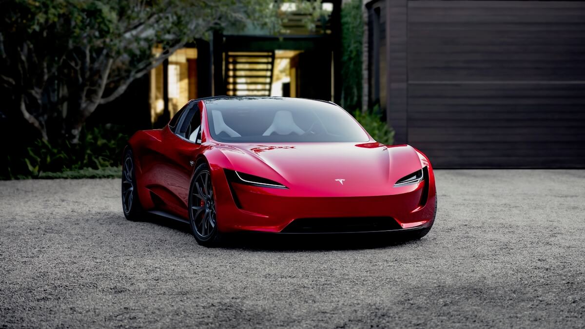 Tesla Roadster voor moderne villa