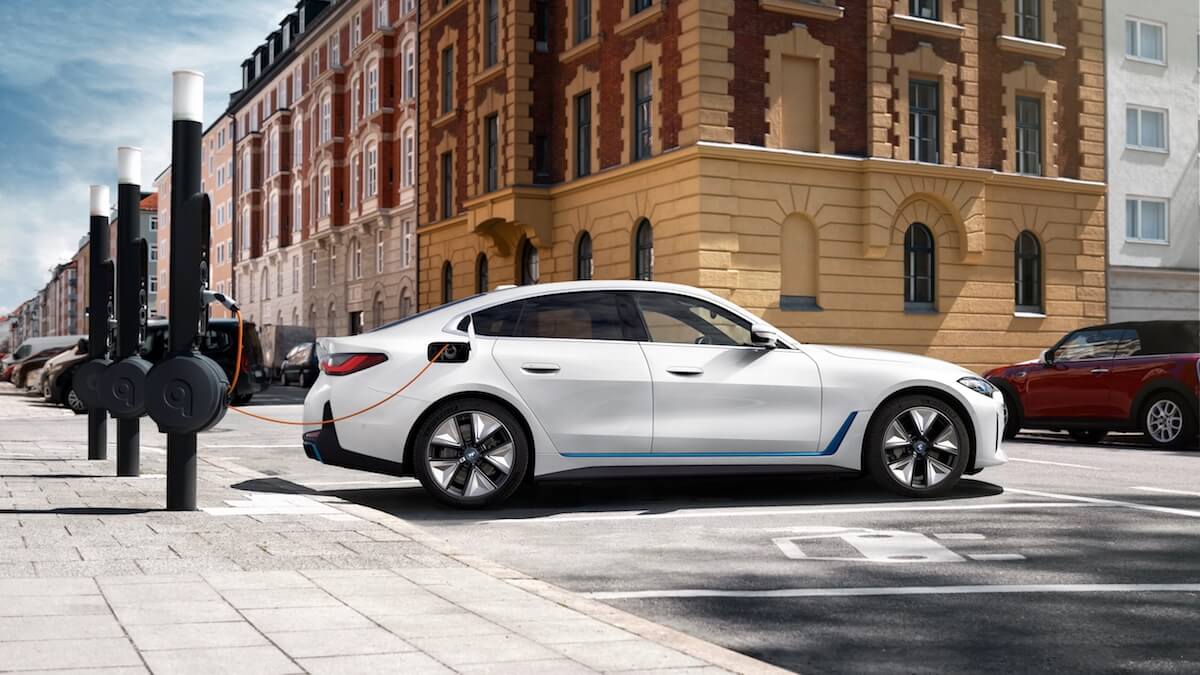 BMW i4 laadpalen