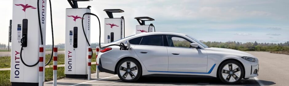 BMW i4 opladen aan snellader