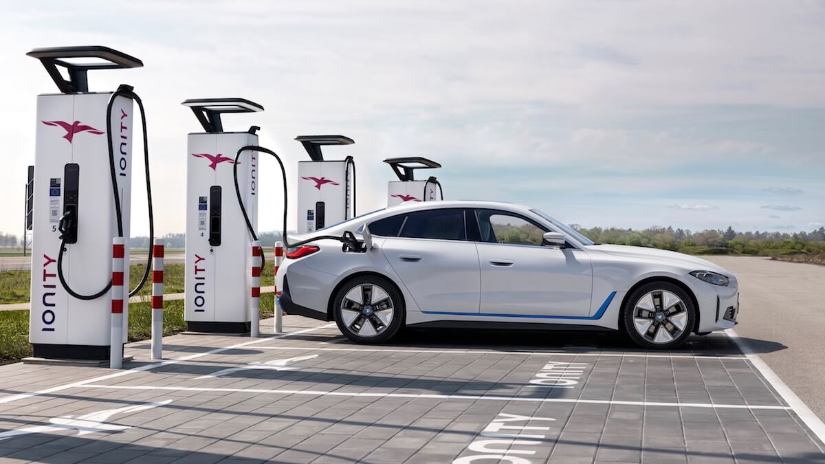 BMW i4 opladen aan snellader