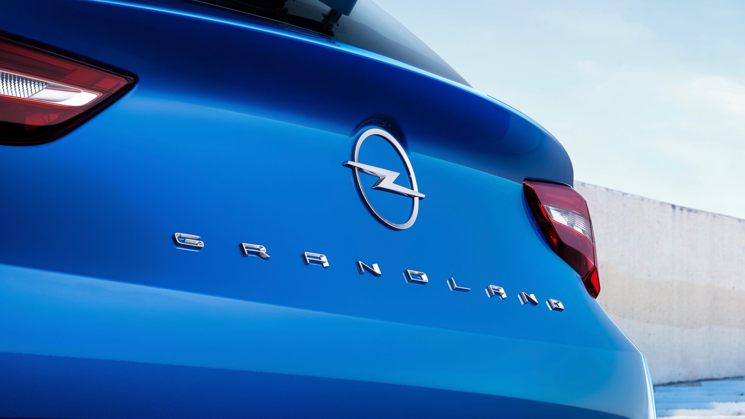 Opel Grandland Hybrid badge