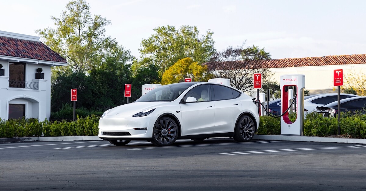 Tesla Model Y aan Supercharger