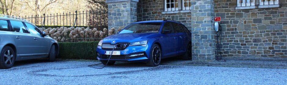 Skoda Superb PHEV laadpaal hotel