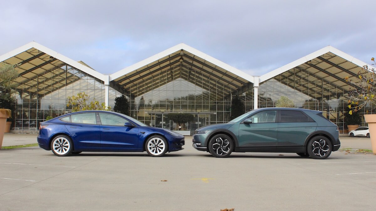 Ioniq 5 naast Tesla Model 3