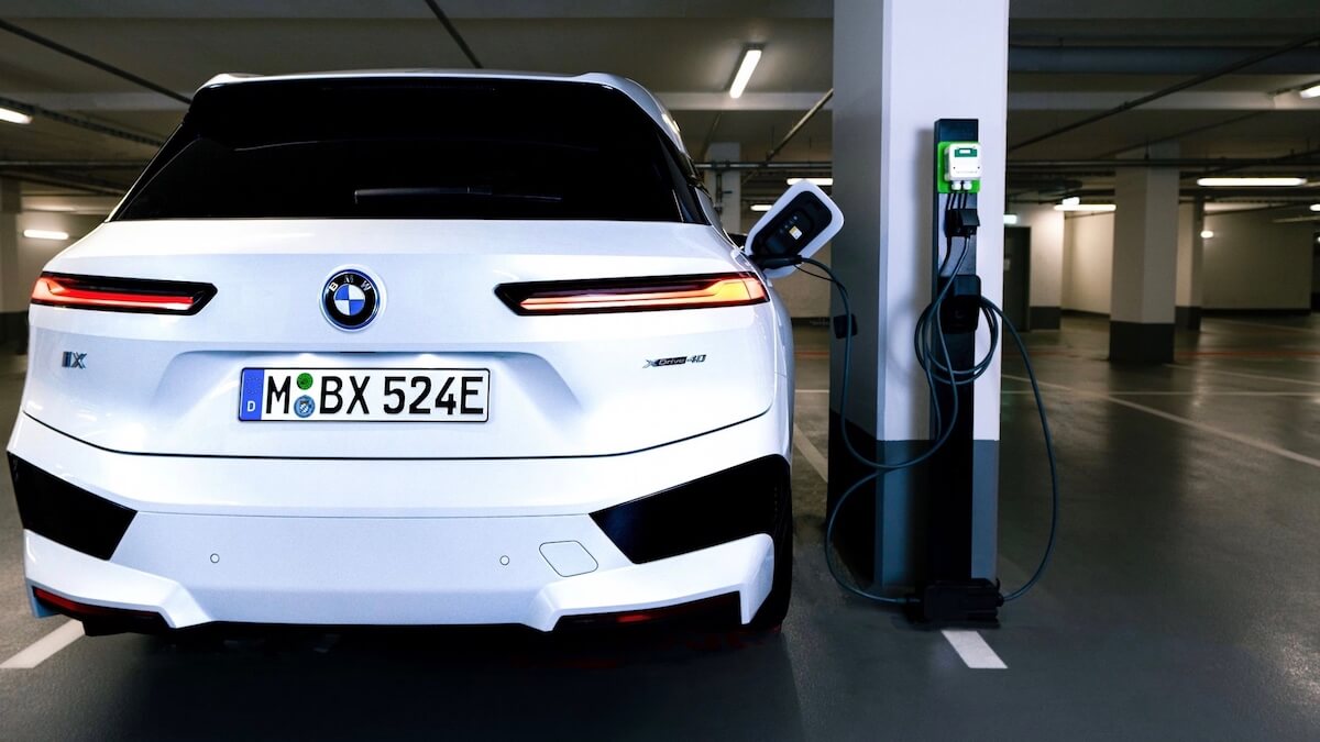 BMW iX laden in parkeergarage