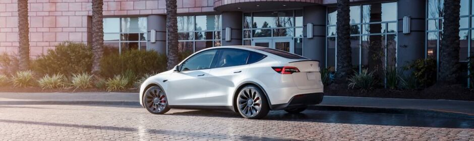 Tesla Model Y wit