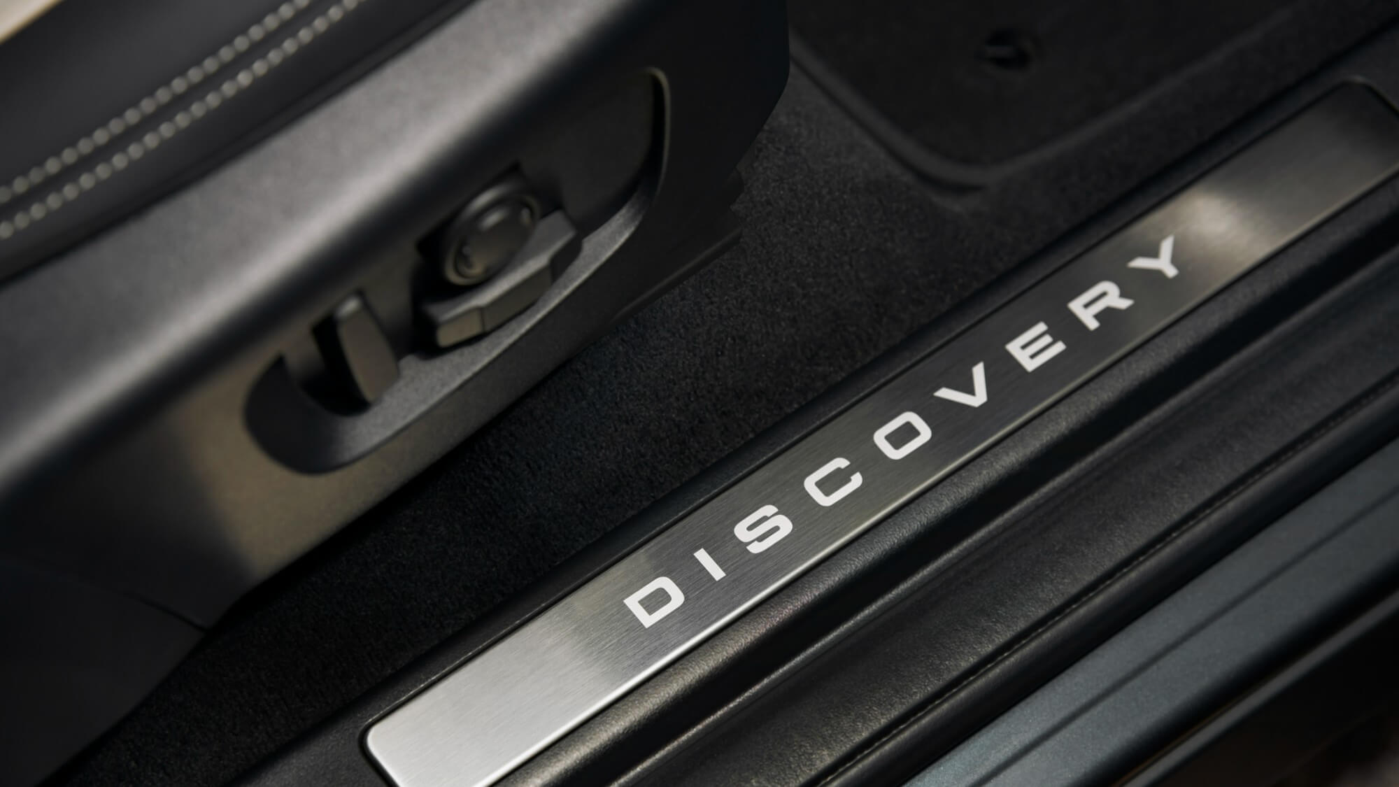 land rover discovery sport phev 8