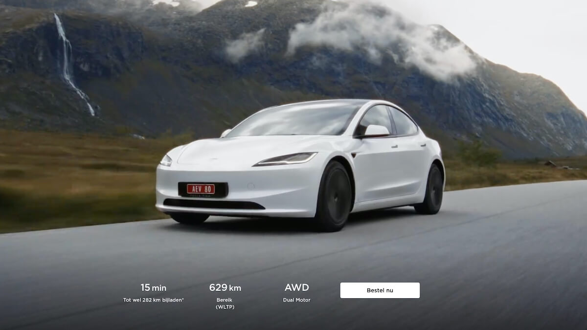 Tesla Model 3 2024 wit met zwarte velgen