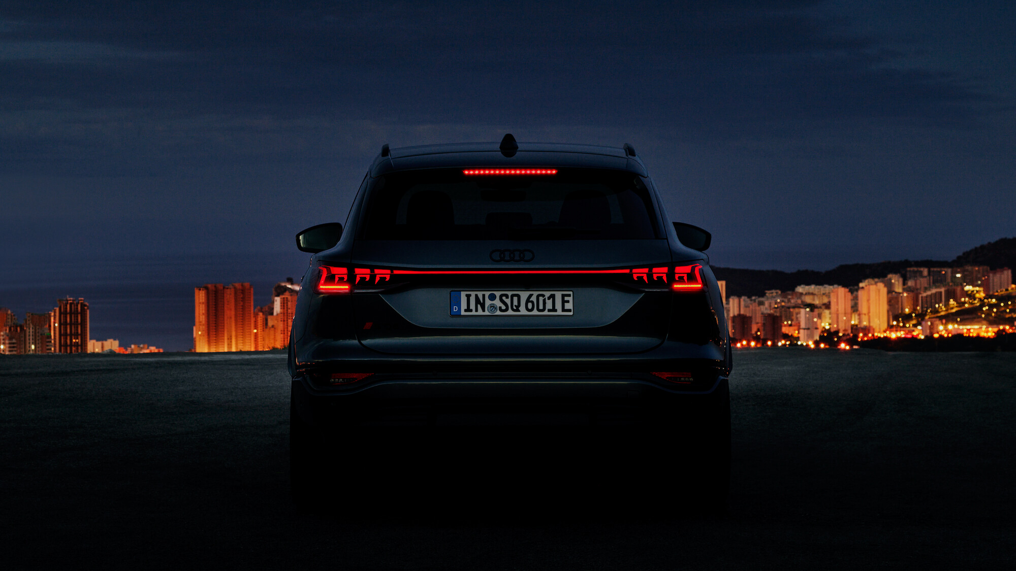 Audi SQ6 e-tron achterlichten bij nacht