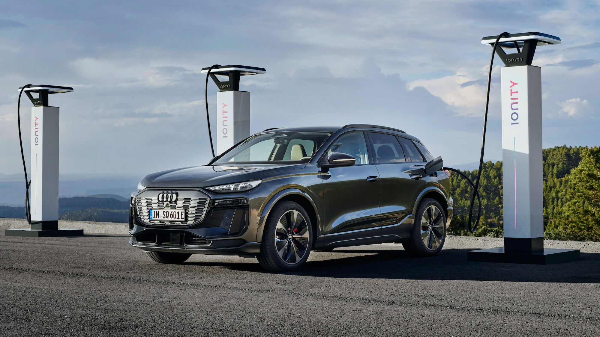 Audi SQ6 e-tron ionity laadpaal