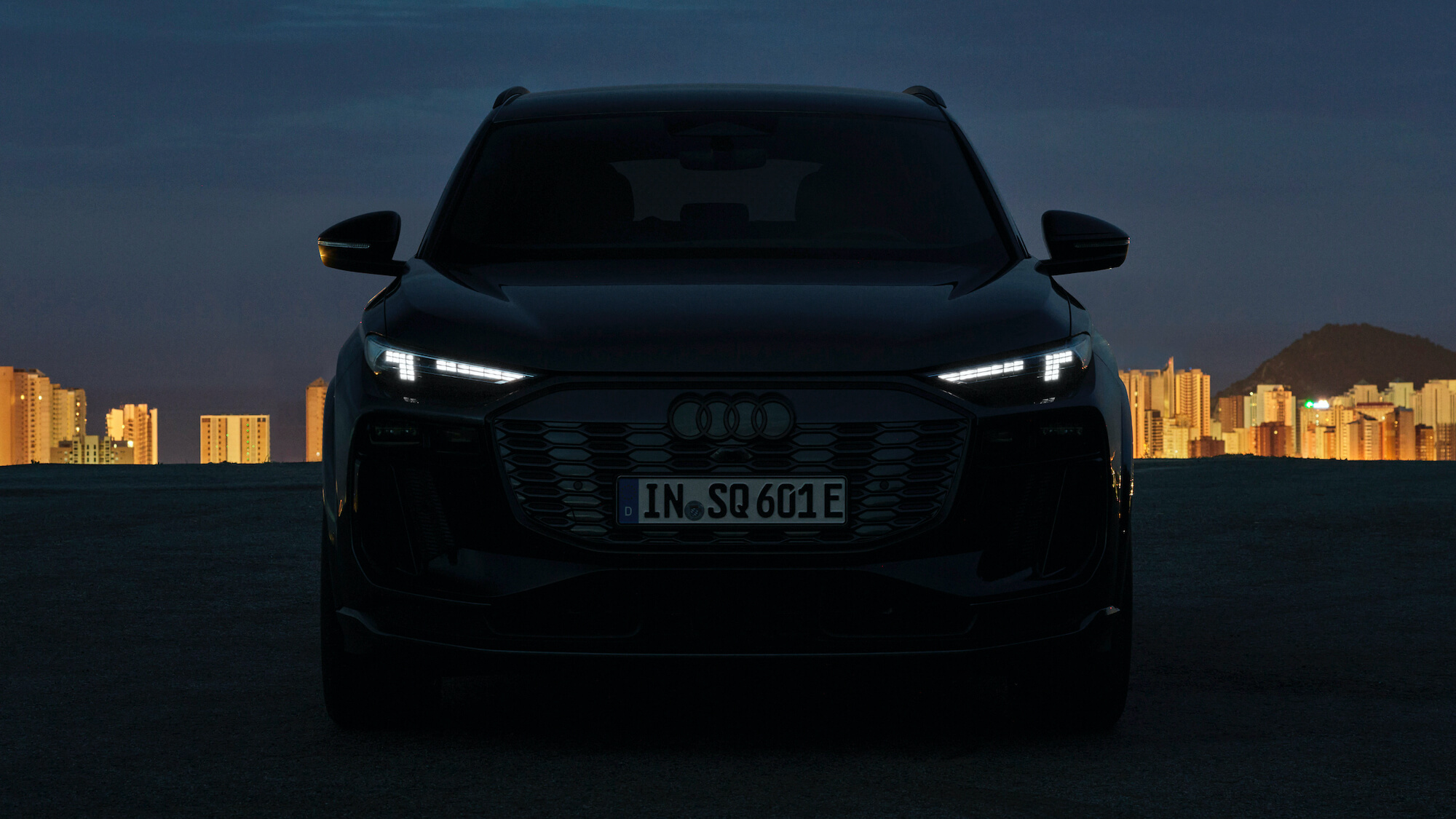 Audi SQ6 e-tron voorlichten bij nacht