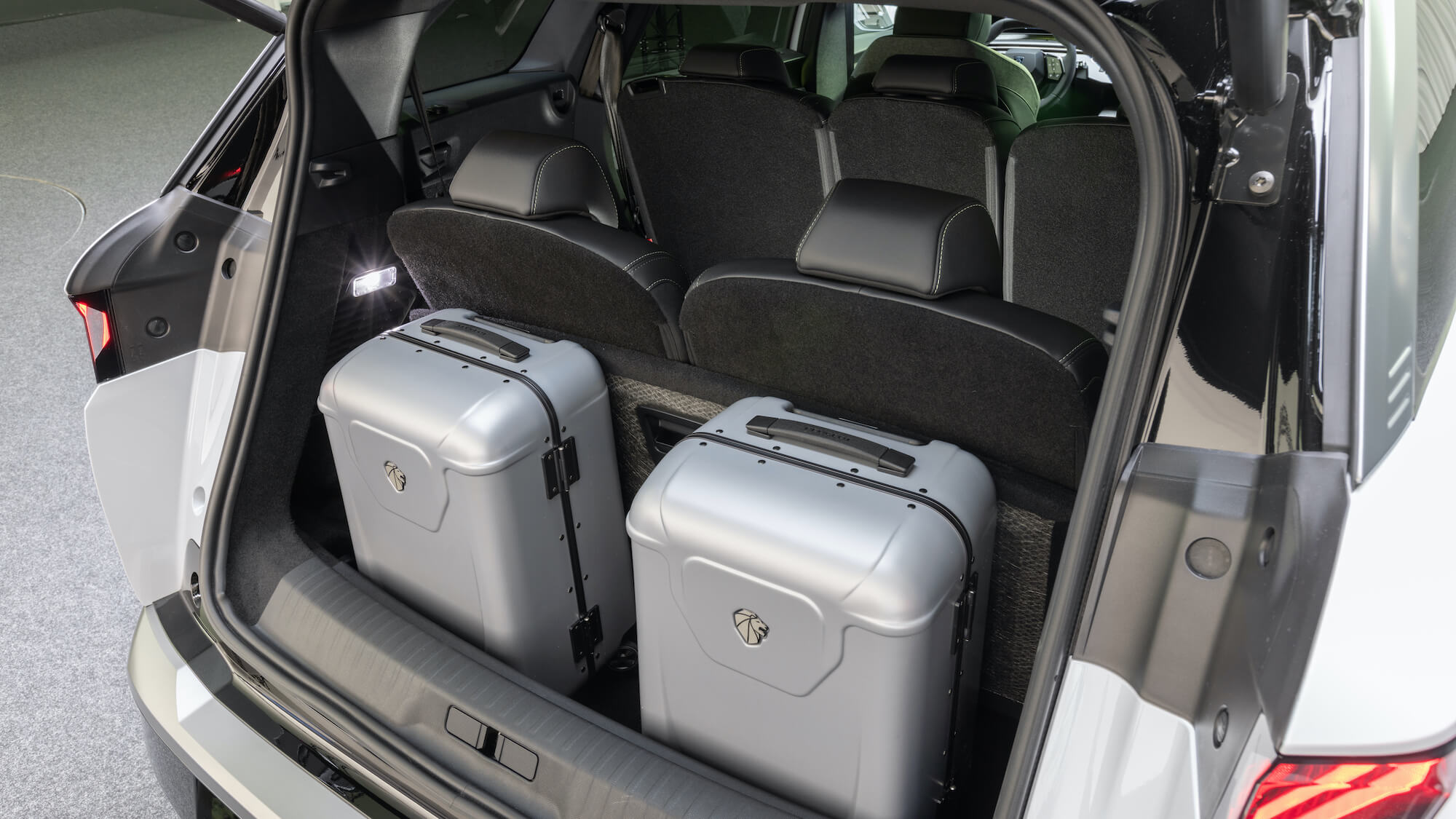 Peugeot e-5008 koffer met baggage