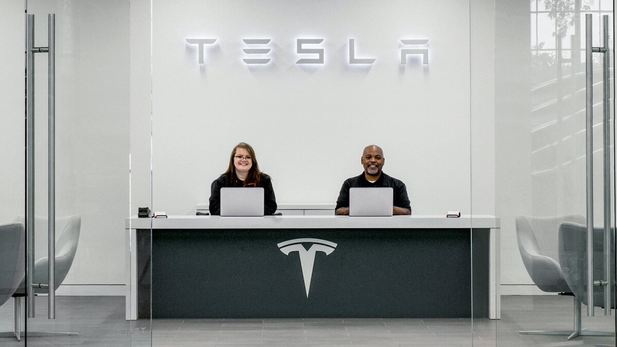 Tesla service medewerkers