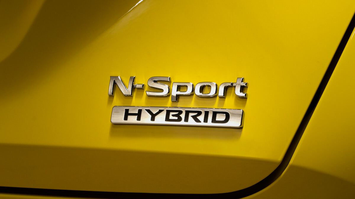 hybrid logo zilver op geel