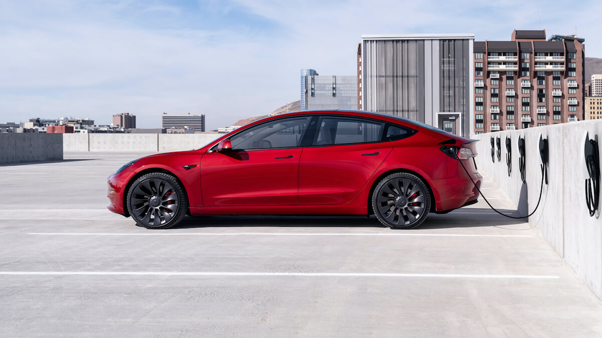 tesla model 3 rood laadpaal